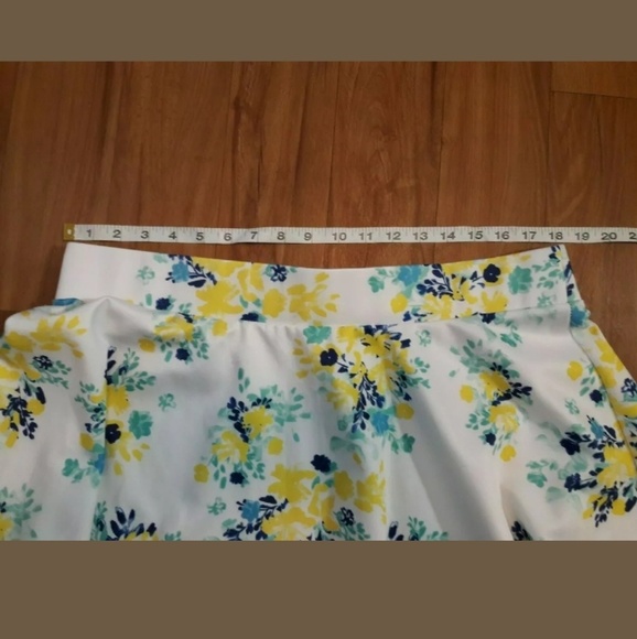 Torrid White/Multi Floral Skater Skirt Size 1 - Picture 4 of 8